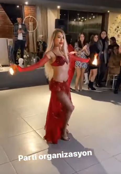 Ümraniye'de bir düğünde ateşli dansöz kiralama hizmetimiz